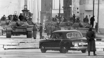 Танковое противостояние в Берлине: что произошло на КПП "Чарли" 60 лет назад