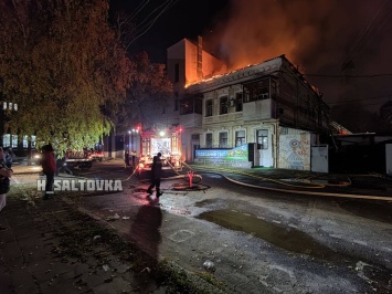 В центре Харькова среди ночи вспыхнул дом (видео)