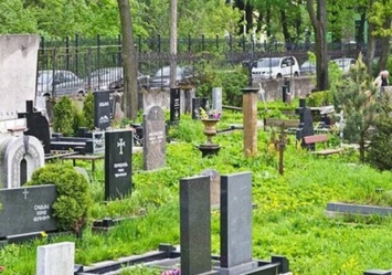Подбирается к домам: жители села на Киевщине жалуются на расширение границ кладбища
