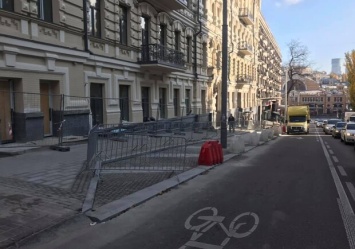 Не тем жертвуют: на бульваре Шевченко вырубили деревья ради парковки
