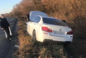 Под Харьковом - серьезная авария на чугуевской трассе: BMW вылетел в кювет (фото)