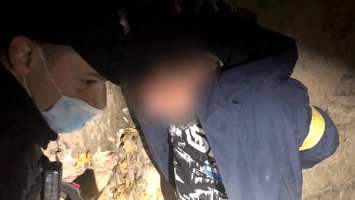 Полицейские Кривого Рога освободили из подвала подвешенного пленника с кляпом во рту