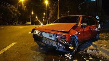Ночное ДТП: в центре Мариуполя автомобиль влетел в столб. Водитель сбежал. - ФОТО