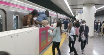 В Токио неадекват напал с ножом на пассажиров метро, а после поджег в вагоне горючую жидкость