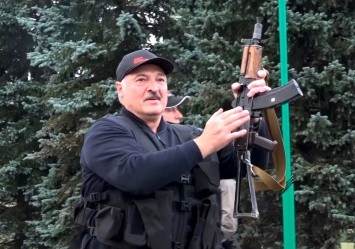 В Минске на всеобщее обозрение выставили автомат Лукашенко
