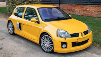 На британском аукционе продали редкий среднемоторный хот-хэтч Renault Clio V6