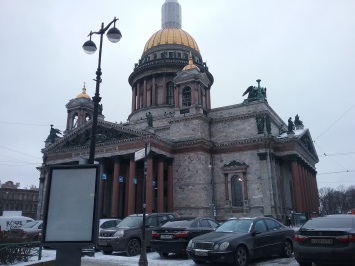 Модель, сделавшую фото в трусах на фоне собора, отпустили из зала суда