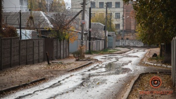 В Днепре на Знаменской из-под люка бежит вода и заливает проезжую часть