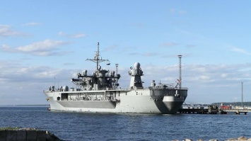 Флагманский корабль Шестого флота ВМC США идет в Черное море