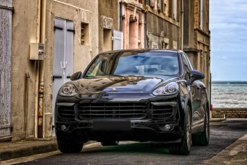 В Польше задержали украинца с 11 иракцами в Porsche Cayenne