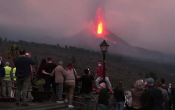 Извергающийся вулкан привлек тысячи туристов на остров Ла-Пальма