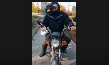 В Геническе водитель мотоцикла и его пассажирка устроили потасовку с пешеходом