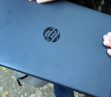 Пока ждал маршрутку украл ноутбук за 20 тысяч гривен: херсонские патрульные оперативно задержали грабителя