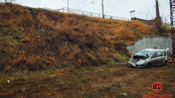 В Днепре с Амурского моста слетела Lada: двоих пострадавших забрали скорые