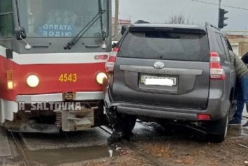 Возле "Барабашово" трамвай столкнулся с машиной: собралась пробка