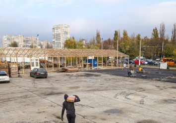 Строят ледовый каток и роллердром: на Таирова реконструируют скейт-парк