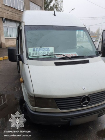 У водителя маршрутки, которая везла людей из Кривого Рога в Молдову, обнаружили липовое водительское удостоверение