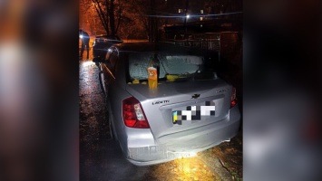 В Днепре на Тополе с Chevrolet пытались снять колеса, пока хозяин машины спал внутри