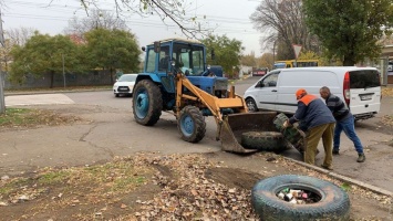 В Одессе коммунальщики начали убирать с клумб старые шины