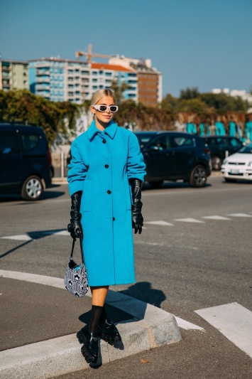 Streetstyle: 10 идей, как носить ярко-голубой в этом сезоне
