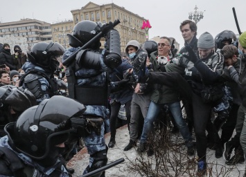 Подростку, бросавшему снежки в автомобиль ФСБ, грозят реальным сроком