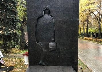 С интересным смыслом: на могиле Жванецкого установили необычный памятник