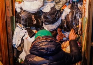 Вскарабкивается на балкон: в Одессе женщина не может зайти домой из-за гор мусора