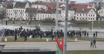 Большая группа мигрантов собирается у белорусско-польской границы