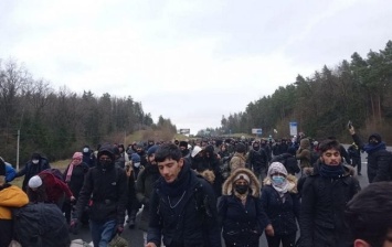 Огромная колонна "транзитных" беженцев в Беларуси идет к границе, в Польше объявили боевую готовность (ВИДЕО)
