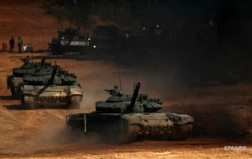 РФ снова направила танки к границе с Украиной - Bloomberg