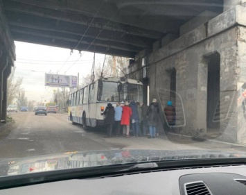 В Херсоне пассажирам пришлось собственноручно толкать заглохший троллейбус