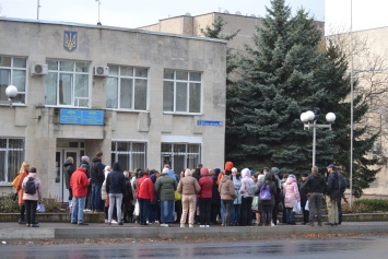 В Южноукраинске прошел митинг отстраненных от работы учителей без вакцинации