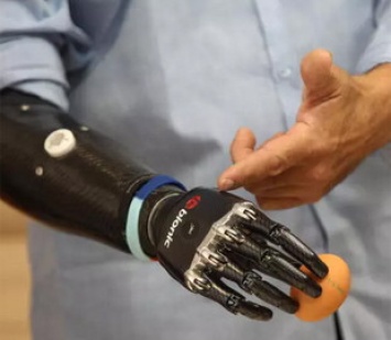 Китайцы научились улучшать протезы рук с помощью дополненной реальности