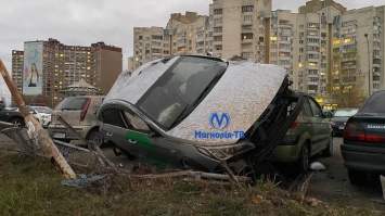 В Киеве автомобиль такси на огромной скорости влетел на стоянку (фото, видео)