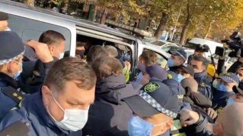 В Тбилиси задержали около полусотни участников акций в поддержку Саакашвили