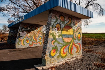 На остановках в Запорожской области сохранились яркие мозаики прошлого века - фото