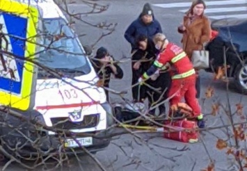 В центре Харькова кроссовер сбил двух людей на пешеходном переходе (видео)