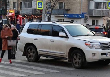 Протащил под капотом: в Харькове Land Cruiser сбил несколько детей на пешеходном переходе (видео)