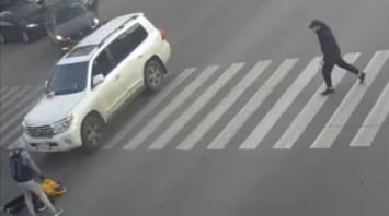 Водитель, сбивший в Харькове на переходе двух человек, мог быть "под веществами"