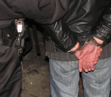 Полицейские задержали мужчину, вырвавшего из рук женщины мобилку