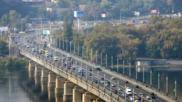 В Киеве мост Патона обваливается во время оживленного движения (видео)