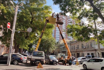 В историческом центре Одессы устанавливают современные светодиодные светильники. Видео