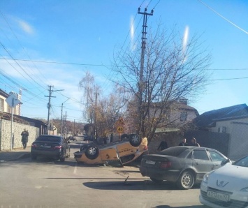 «Машинка подъехала - выходите»: в Симферополе перевернулось такси