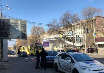 Попала в больницу с переломами: в Днепре возле вуза авто сбило 15-летнюю девочку