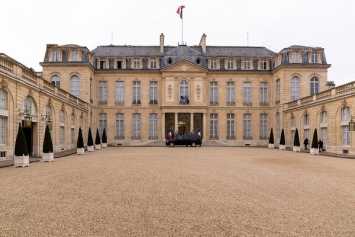 Франция расследует изнасилование солдата в Елисейском дворце