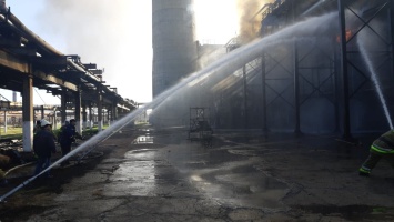 При аварии на заводе "Укртатнафты" на Полтавщине загорелись нефтепродукты