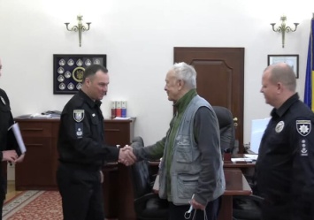 Заподозрил неладное: в Киеве пенсионер задержал мошенницу в собственной квартире