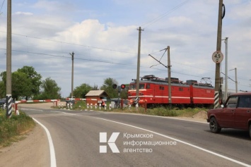 В Евпатории автохам попытался объехать перекрытый ж/д переезд и поплатился