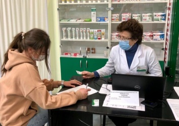 Прямо посреди аптеки: в центре Одессы открыли пункт вакцинации