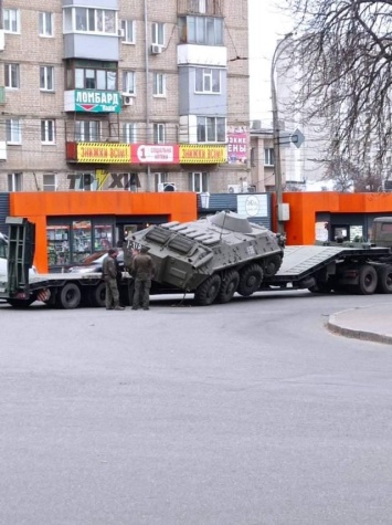 БТР перевернулся посреди дороги в Харькове (ФОТО, ВИДЕО)